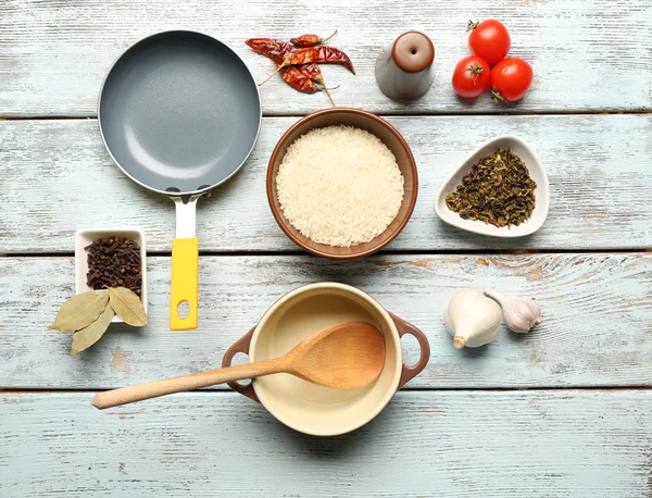 Složky potravin a nádobí pro vaření na dřevěné pozadí — Stock fotografie