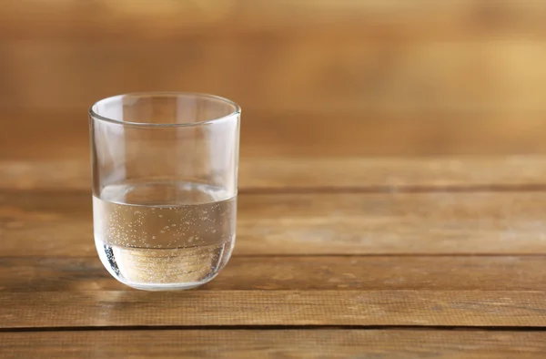 Bicchiere di acqua minerale pulita su fondo rustico in legno — Foto Stock