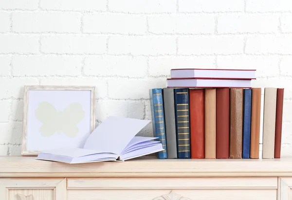 Libros en estante sobre fondo de pared — Foto de Stock