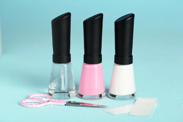 Conjunto de manicure francês com polonês de ponta branca e aplicador de brilho de casaco superior para unhas no fundo de cor — Fotografia de Stock