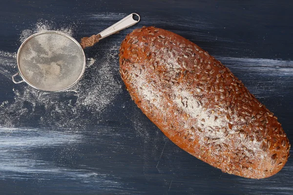 面包的新鲜面包带过滤器的面粉颜色木桌背景 — 图库照片