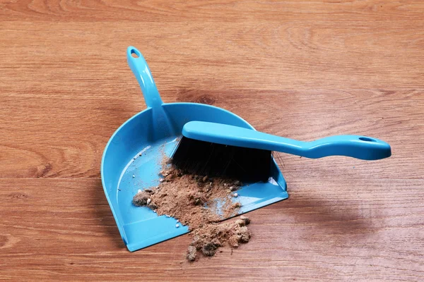 Trash in scoop on floor close-up — Stock Photo, Image