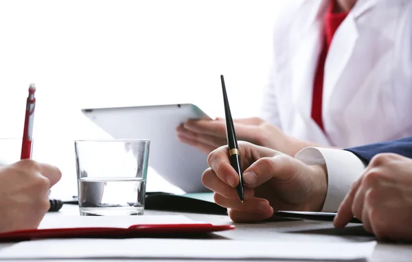 Reunião na mesa de trabalho no fundo branco desfocado — Fotografia de Stock