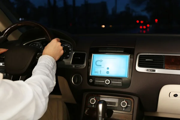 夜市で、彼の現代の車を運転する男クローズ アップ — ストック写真
