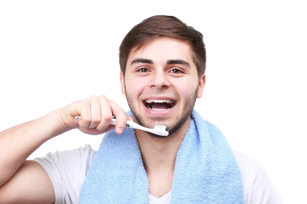 Portrait de jeune homme souriant avec brosse à dents isolée sur blanc — Photo