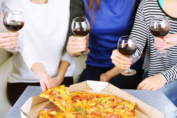 Amis mains avec des verres de vin et de pizza, gros plan — Photo