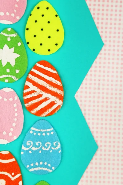Uova di Pasqua feltro su sfondo carta artigianale — Foto Stock