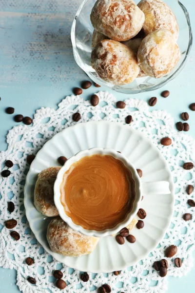 Tazza di caffè e gustoso biscotto su sfondo di legno a colori — Foto Stock