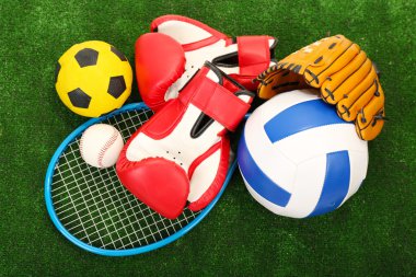 çim zemin üzerine spor malzemeleri