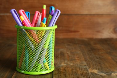 Rustik ahşap arka plan üzerinde farklı kalemler ile metal sahibi