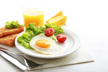 Pastırmalı yumurta renk ahşap masa arka plan üzerinde
