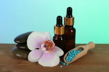 Orkide cins Stadyumu parlak arka plan masaya ile güzel spa kompozisyon