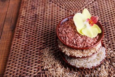 Pirinç kase Hasır arka plan üzerinde farklı türleri