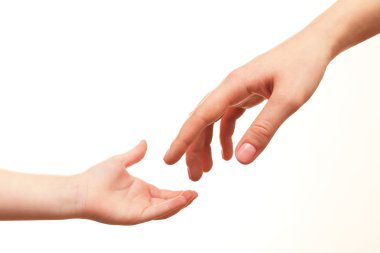 Çocuk ve anne eller üzerinde beyaz izole