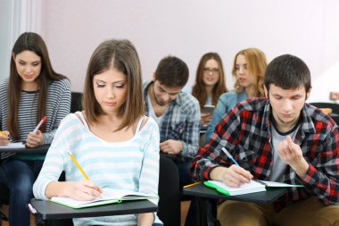 Sınıfta oturan bir grup öğrenci.