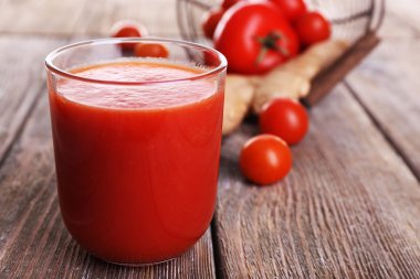 Bardak domates suyu kiraz domates ahşap masa üzerinde kapat