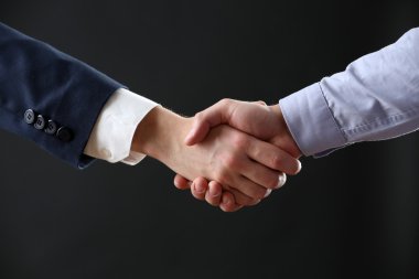 İş karşılıklı koyu arka plan üzerinde