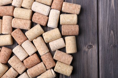 şarap mantarları ahşap arka planda