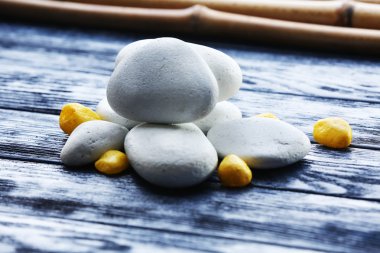 Ahşap arka plan üzerinde kuru bambu taşlarla Spa