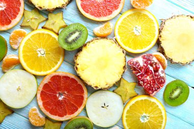 Meyveler masanın üstünde, dilimlenmiş yakın çekim