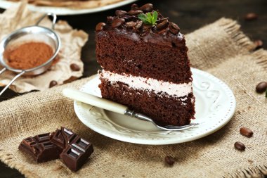 Masanın üzerinde nefis çikolatalı pasta.