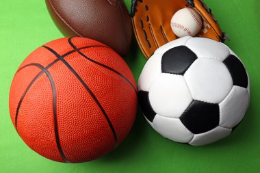 Spor top yeşil zemin üzerine