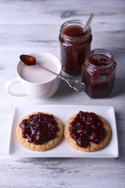 Plaka ve ahşap zemin üzerine kahve reçelli lezzetli kurabiyeler