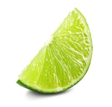 Beyaza izole edilmiş sulu bir dilim limon.