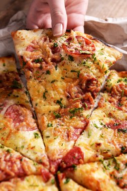 El tutma dilim pizza yakın çekim