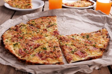 Kağıt üzerinde lezzetli pizza suyu masada gözlük ile yakın çekim