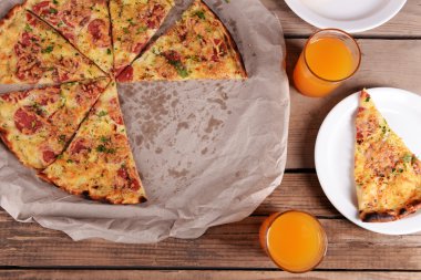 Kağıt üzerinde lezzetli pizza suyu masada gözlük ile yakın çekim