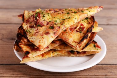 Lezzetli dilim pizza ahşap masa üzerinde plaka üzerinde