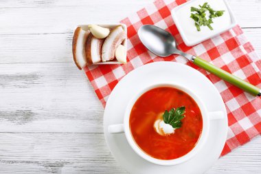 Ukraynalı pancar çorbası - pancar çorbası, peçete, ahşap arka plan üzerinde üzerinde