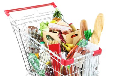 Alışveriş sepeti dolu beyaz izole çeşitli yiyecek ile 