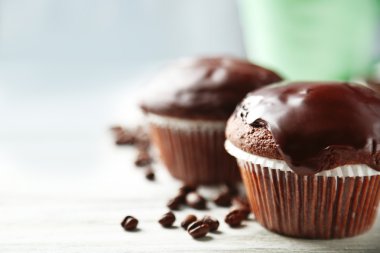 Lezzetli ev yapımı çikolatalı kek ve kahve üzerinde açık renkli ahşap tablo