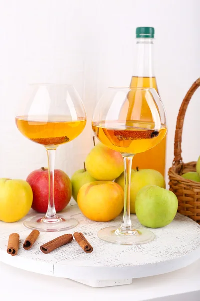 Still life with apple cider and fresh apples on wooden table — Stock Photo, Image