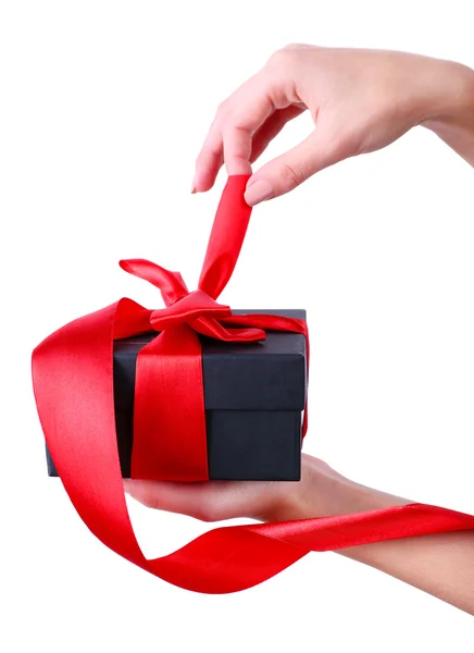 La mano de la mujer sostiene la cinta y abre la caja de regalo aislada en blanco —  Fotos de Stock