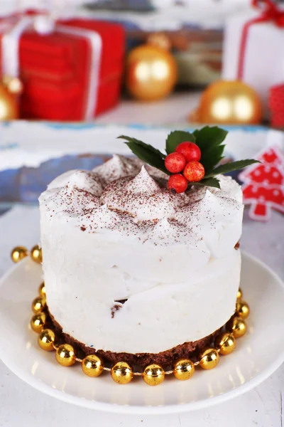 美味的蛋糕上飞碟与圣诞装饰背景上的珠子 — 图库照片