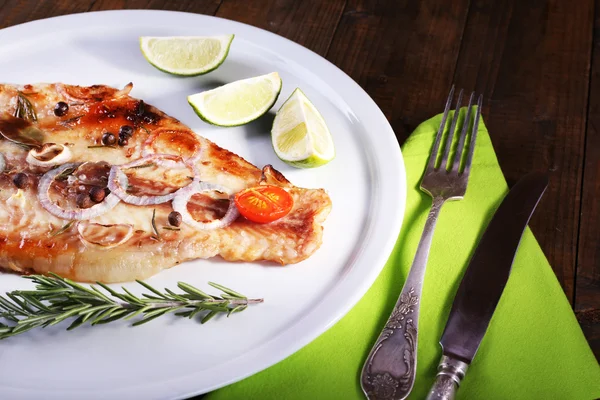 Plato de filete Pangasius con especias y verduras en plato y fondo de mesa de madera — Foto de Stock