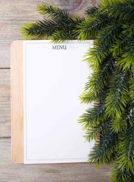 Panneau de menu avec décoration de Noël sur fond de planches en bois — Photo