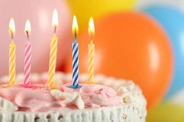 Delicioso bolo de aniversário no fundo brilhante — Fotografia de Stock