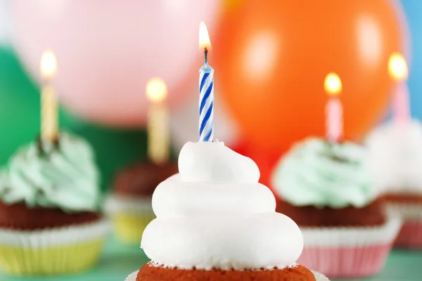 Deliciosos cupcakes de cumpleaños en la mesa sobre un fondo brillante —  Fotos de Stock