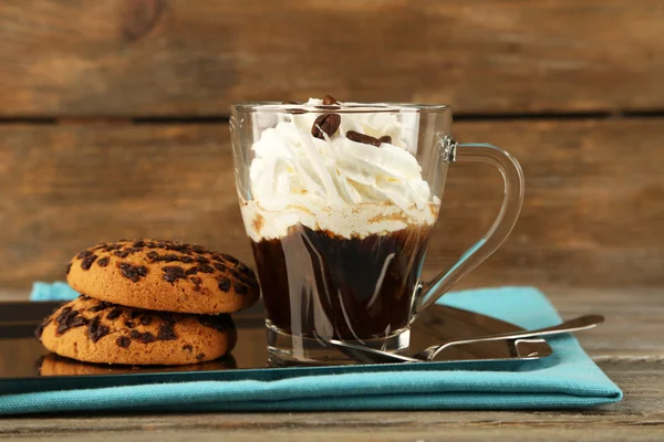 木製の背景の金属トレイ上のクッキーとクリームのコーヒー カップ — ストック写真