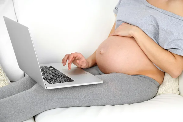 Young pregnant woman — Stock Photo, Image