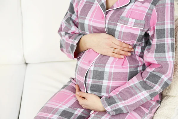 Unga gravid kvinna avkopplande soffan, närbild — Stockfoto