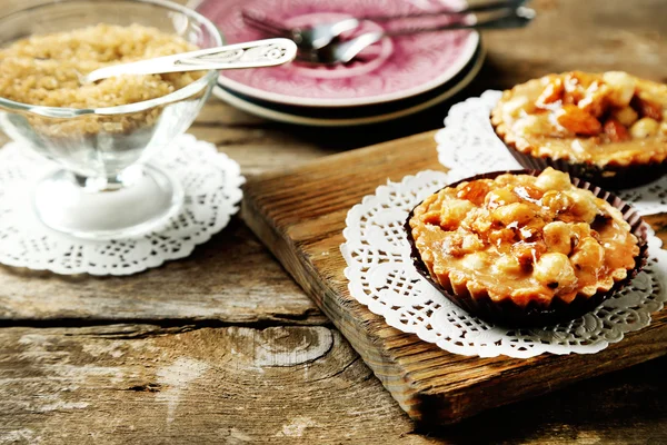 Mini torte con noci su sfondo di legno — Foto Stock