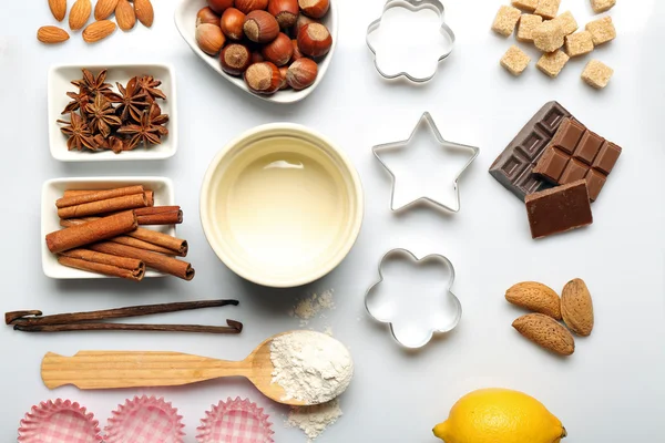 Ingredientes alimentarios y utensilios de cocina para cocinar sobre fondo blanco — Foto de Stock