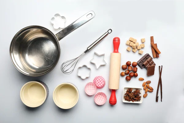 Gıda katkı maddeleri ve üzerinde beyaz izole yemek pişirmek için mutfak gereçleri — Stok fotoğraf