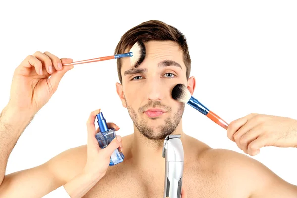 Weibliche Hand beim Make-up junger Mann isoliert auf weiß — Stockfoto