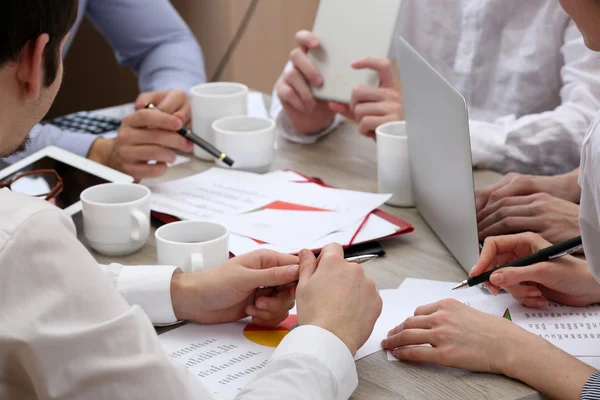 Grupp av affärsmän som arbetar på kontoret — Stockfoto